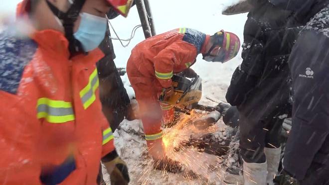 德州一男子双腿被卷入大棚卷帘机中 消防员冒雪紧急救援(图1)